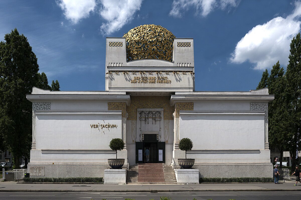 정면 파사드와 모토 (Main Facade and Motto)